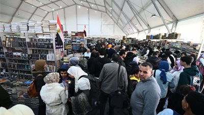 تصل لـ 75 %، الكتب المخفضة تجذب جمهور معرض القاهرة (صور)