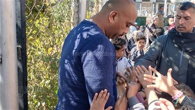 شاب قناوي يوزع عيش شمسي وبسكويت على النساء والأطفال بساحة مسجد القنائي (فيديو)