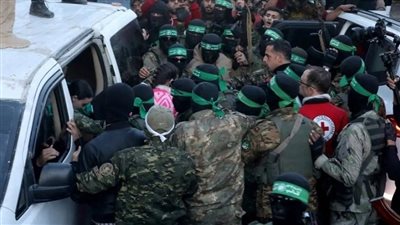 الغضب يجتاح إسرائيل بسبب إلقاء الأسرى كلمات على منصة التسليم