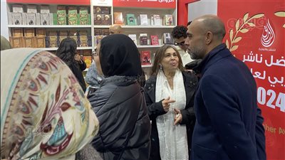 لبنى ونس في جولة بمعرض الكتاب وتلتقط صورا تذكارية مع الجمهور (صور)