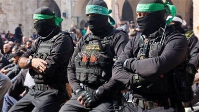 بالزي العسكري وأسلحتهم، عناصر القسام يشاركون في تشييع روحي مشتهى وسامي عودة