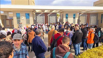 قبل فتح البوابات، طوابير أمام معرض الكتاب في ثاني أيامه (صور) 