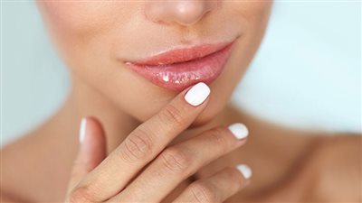  روتين العناية بالشفاه بالمواد الطبيعية طوال الشتاء