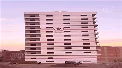 خلي الناس تفرح، محب للزمالك يزين واجهة برج سكني بشعارات القلعة البيضاء بالشرقية (صور)