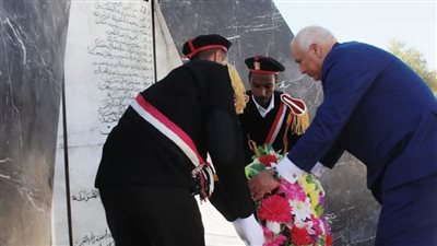 محافظ الوادي الجديد يضع إكليلًا من الزهور على النصب التذكاري لشهداء الشرطة