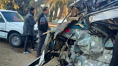 بالأسماء، مصرع ربة منزل وإصابة 9 أشخاص في تصادم سيارتين ميكروباص بسوهاج (صور)