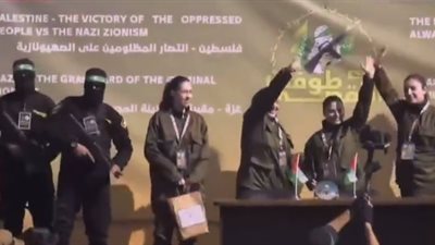 فرق الصليب الأحمر تتوجه إلى مكان تسليم الرهائن الإسرائيليين الثلاثة في غزة