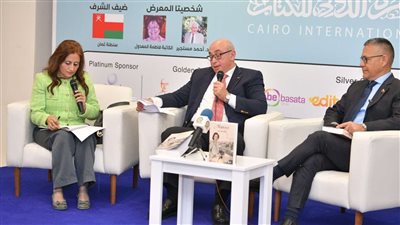 وزير الثقافة الفنزويلي يحتفل بصدور كتابه في معرض القاهرة