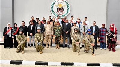 الدفاع الشعبي والشئون المعنوية تنظمان زيارة لوفد الإعلاميين وطلبة الجامعات لقيادة قوات المظلات