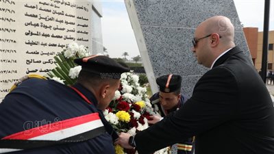 محافظ بني سويف يضع إكليل زهور على النصب التذكاري لشهداء الشرطة