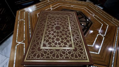 استغرق تنفيذه 20 عاما، جناح الأزهر يقدم لزواره لأول مرة مصحفا فريدا (صور)