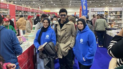 جولة داخل معرض الكتاب 2025، الجمهور يلتقط صورا تذكارية مع أسامة الهادى (صور)