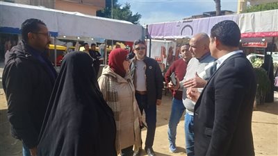 إقبال على سوق المزارعين لليوم الواحد بحى العامرية في الإسكندرية 
