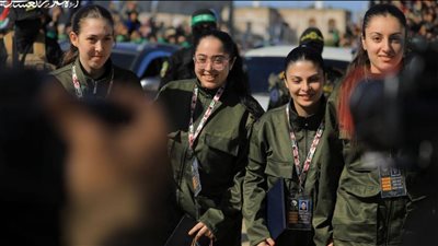 القسام تبث مشاهد من كواليس الإفراج عن الأسيرات الإسرائيليات