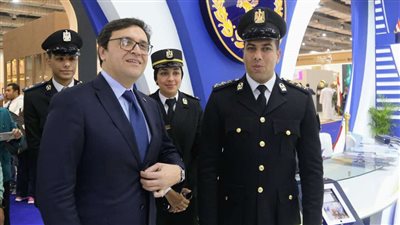  وزير الثقافة يزور جناح 