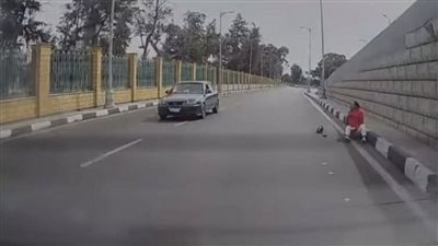 انقلاب تروسيكل يشعل مواقع التواصل الاجتماعي بالإسماعيلية لهذا السبب (فيديو)