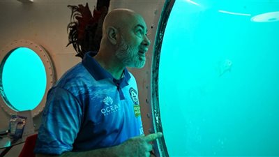 تجربة استثنائية تحت الماء تُدخل رجلا موسوعة جينيس (فيديو)