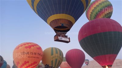 85 رحلة بالون طائر تقل 2000 سائح بسماء الأقصر (فيديو)