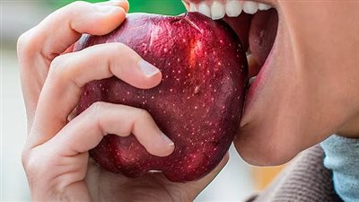 فوائد التفاح على الريق، يضبط مستويات السكر ويعزز صحة القلب