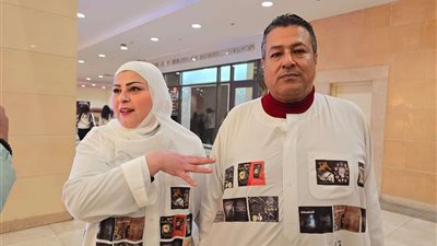 كاتب يحتفل بعيد زواجه في معرض الكتاب: جيت بعد فرحي بيوم (فيديو وصور)