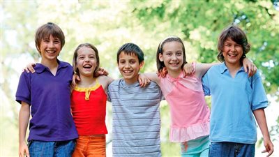 استراتيجية مساعدة الطفل الخجول في تكوين صداقات، وتطوير علاقاته الاجتماعية