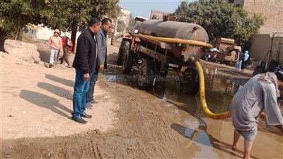 محافظ بني سويف يوجه بحل مشكلة تسريب مياه الصرف بقرية ميانة بإهناسيا