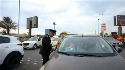 رجال الأمن يشاركون المواطنين الاحتفال بالذكرى الـ73 لعيد الشرطة بالمحافظات (فيديو)