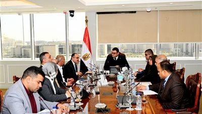 وزير الإسكان يتابع مشروع سد ومحطة جوليوس نيريري بتنزانيا