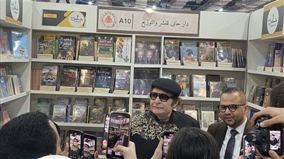 محي إسماعيل وأميرة فتحي يمازحان جمهور معرض الكتاب ويلتقطان معهم صورا تذكارية 