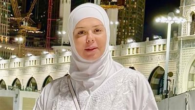 إيمي سالم تؤدي مناسك العمرة لأول مرة 