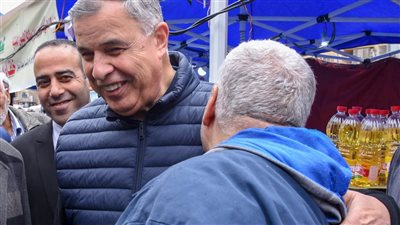 محافظ الإسكندرية يتفقد سوق اليوم الواحد بحي العجمي