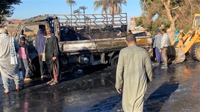 حريق يلتهم سيارة نقل محملة بالقطن بالرشايدة في سوهاج (صور)