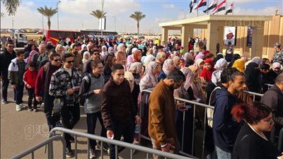 الشباب يتصدرون المشهد بالساعات الأولى من رابع أيام معرض الكتاب (صور)