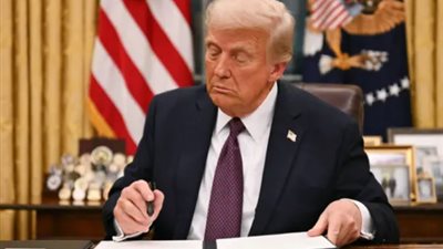 البيت الأبيض يرفع شعار: أبجنى تجدنى!.. الرئيس الأمريكى يسعى إلى تخفيض الإنفاق الخارجى واستحداث هيئة لمراقبة ذلك..عفيفي: ترامب يطبق نظرية دعنا نجعل أمريكا عظيمة مرة أخرى وإسرائيل هى الرابح الوحيد