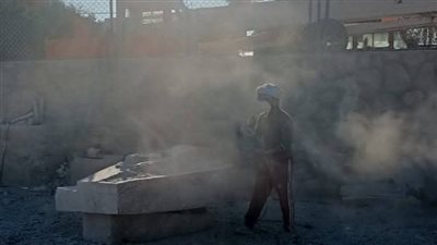 نحاتو العالم يواصلون رحلة الإبداع في سمبوزيوم أسوان الدولي (صور)