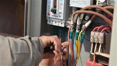 خطة الكهرباء لمواجهة ظاهرة سرقة التيار تزامنا مع نقص إمدادات الغاز الطبيعي.. توفير 224 مليون دولار في استهلاك الوقود سنويا من البطاقات المتجددة.. وإجراءات عاجلة لتركيب العدادات الكودية 