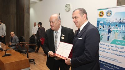مصلحة الجمارك تكرّم رئيس شركة ميناء القاهرة الجوي ومنحه شهادة الجدارة