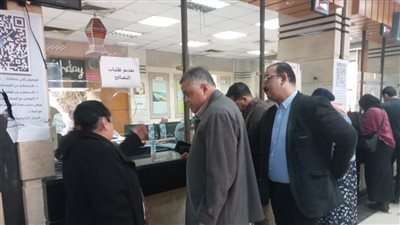 رئيس حى وسط بالإسكندرية يتفقد المركز التكنولوجي لخدمة المواطنين