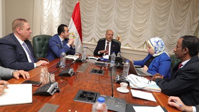 وزير العمل يلتقي وفد 