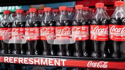 بها مادة خطرة لمعالجة المياه، كوكا كولا تسحب كميات كبيرة من منتجاتها وتعتذر لعملائها