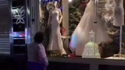 أنا وأنت بعدنا ليه، مفاجأة من دور رعاية بالزقازيق بشأن بكاء فتاة أمام ڤاترينة فساتين الزفاف (فيديو)