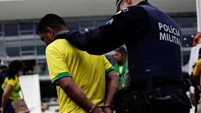 مكبلين ومنعوا عنهم المياه، البرازيل تستدعي القائم بأعمال السفارة الأمريكية بسبب إهانة المهاجرين