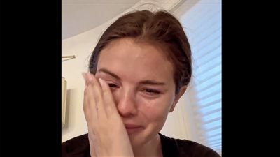 سيلينا جوميز تنفجر في البكاء بسبب سياسة ترامب من المهاجرين (فيديو)