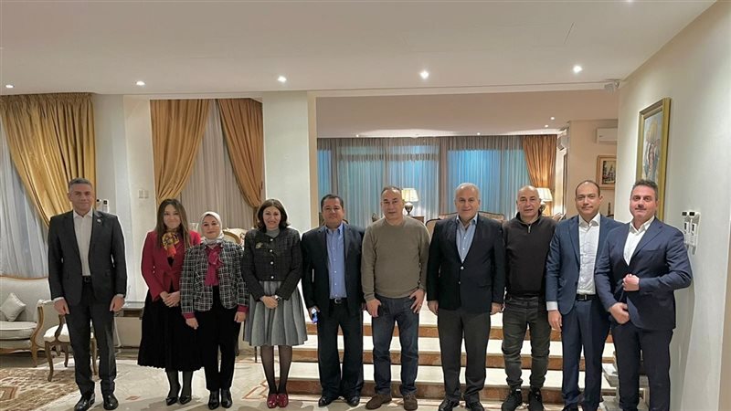 التوأم حسن مع مسئولي