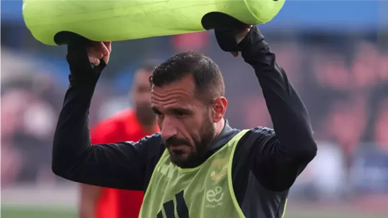 علي معلول لاعب الأهلي،