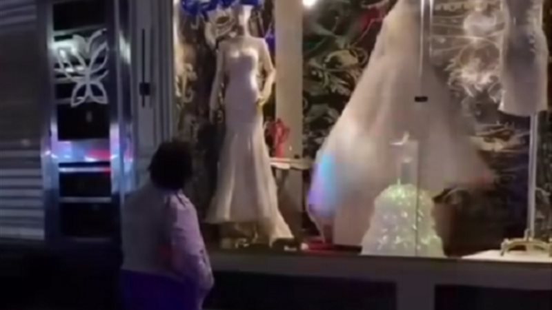 فتاة أمام واجهة فاترينة