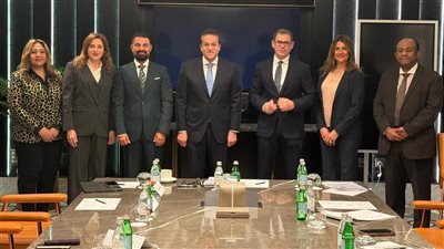 وزير الصحة يبحث ملف الاستثمارات وتوطين صناعة الدواء