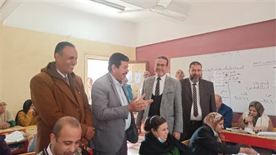 مدير تعليم سوهاج يتابع أعمال التصحيح وتقدير درجات الشهادة الإعدادية