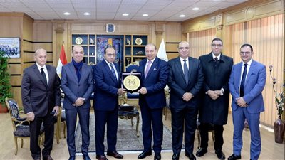 جامعة المنصورة تُكرم الفريق المشارك بإجراء أول عملية لبناء صمامات الأورطي بالعالم 