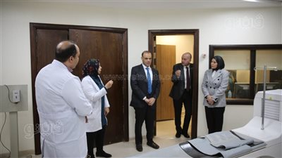 سفير جامبيا يزور مستشفى أورام الأقصر ويشيد بمستواها العالمي (صور)